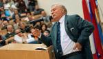 Lech Wałęsa stwierdził, że zarobki w wysokości 3 tys. zł miesięcznie nie wystarczają mu na życie. Na zdjęciu podczas wykładów  w Nowym Sączu w 2005 r.