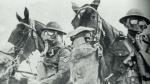 Żołnierze brytyjscy i ich konie pod Ypres, w maskach chroniących przed niemieckim gazem bojowym 
