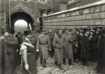 Piłsudski wraz z Sosnkowskim u wejścia do Katedry Wawelskiej podczas uroczystości z okazji proklamacji Aktu 5 Listopada. Kraków 8 listopada 1916 r 