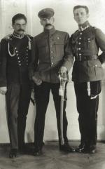 Józef Piłsudski z przypasaną szablą, w towarzystwie por. Czesława Świrskiego i płk. Władysława Beliny-Prażmowskiego. Fotografia z 1919 roku 