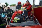  Po zderzeniu tramwaju z autem strażacy zademonstrowali akcję  ratowniczą