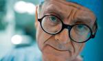 Chirurg Henry Marsh, bohater filmu „Angielski lekarz”, zrobi wszystko, by pomóc swoim pacjentom w Kijowie – gdy zabraknie sprzętu medycznego, nie zawaha się użyć nawet wiertarki