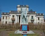 Przed pałacem stoi teraz pomnik poległych  żołnierzy 168. Pułku  Strzelców 24. Samaro-Ulianowskiej Żelaznej Dywizji. Kiedyś był tu klomb  z kwiatami