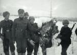 Finowie niosą zamarznięte ciało sowieckiego żołnierza, luty 1940 r.  