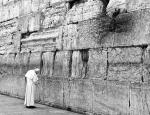 Będzie widoczna różnica między przyjęciem Benedykta XVI a tym, co w Jerozolimie działo się dziewięć lat temu, gdy z pielgrzymką przybył jego poprzednik – uważa Szewach Weiss. Na zdjęciu papież Jan Paweł II przed Ścianą Płaczu w Jerozolimie, 26 marca 2000 roku