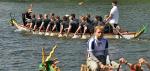 Dwudziestu wioślarzy, sternik  i bębniarz  – wyścigi smoczych łodzi przyciągnęły amatorów sportów wodnych
