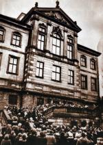 Listopad 1979 r. – tlumy warszawiaków wzięły udział w spacerze do pałacu Ostrogskich. Kolejka chętnych ciągnęła się do pomnika Syreny przy Wisłostradzie