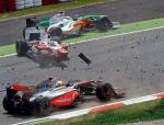 Lewis Hamilton (McLaren na pierwszym planie) i Giancarlo Fisichella (Force India, u góry) uniknęli kolizji z bolidem Jarno Trullego (Toyota) 