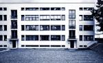 Budynek mieszkalny na osiedlu Weissenhof w Stuttgarcie (proj. Mies van der Rohe, 1927 r.). Prosta forma bez ornamentów (fot. Gordon Watkinson)