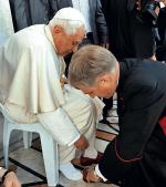 Przed wejściem do meczetu Benedykt XVI zdjął buty (fot: Atta Awissat)