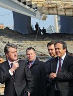Prezydent Ukrainy Wiktor Juszczenko (z lewej) i szef UEFA Michel Platini  (z prawej) na budowie stadionu  w Kijowie (fot: Sergei Chuzavkov)