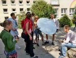 Młodym dziennikarzom, z pomocą pracowników sąsiadującej ze stadionem szkoły, udało się dotrzeć do młodych gwiazd Crveny Zvezdy    