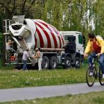 Co robi betoniarka na Polu Mokotowskim? – zastanawiali się warszawiacy odpoczywający w stołecznym parku