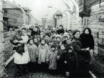 Grupa dzieci  – więźniow KL Auschwitz-Birkenau wyzwolonych pod koniec stycznia 1945 r.