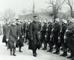 Król Danii Chrystian X inspekcjonuje jednostkę armii duńskiej w Helsingor, 1940 r.