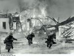 Niemcy w płonącej wsi w rejonie Lillehammer, kwiecień 1940 r. 
