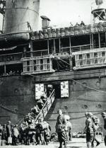 Załadunek żołnierzy SBSP na statek przed wyruszeniem do Narwiku 