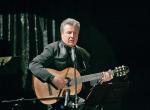 Emilian Kamiński podczas występów dziś – ale nadal z gitarą