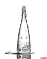 Tę niezwykłą butelkę wody Evian zaprojektował Jean Paul Gaultier, słynny francuski kreator mody. Woda w butelkach Pret-a-porter będzie już wkrótce dostępna w Polsce w bardzo ograniczonej ilości. 26,99 zł za 0,75 l. 
