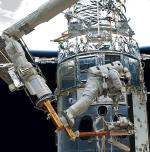 Astronauta Andrew Feustel naprawia teleskop podczas pierwszego spaceru kosmicznego