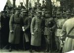 Naczelnik państwa Józef Piłsudski w otoczeniu oficerów polskich i francuskich, Warszawa, kwiecień 1919 r. Uroczystość powitania oddziałów Armii Błękitnej powracających do kraju 