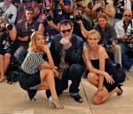 Quentin Tarantino ze swymi aktorkami: Francuzką Melanie Laurent (po lewej) i Niemką Diane Kruger 