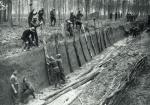 Żołnierze francuscy kopią rów przeciwczołgowy w pobliżu granicy z Niemcami, marzec 1940 r. 