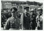 Erwin Rommel, dowódca 7. Dywizji Pancernej, z oficerami brytyjskimi w zdobytym Cherbourgu, 7 czerwca 1940 r. 