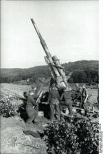 Działo Flak L/56 ustawione do strzelania przeciwlotniczego, Francja, 1944 r. 