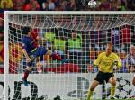 Leo Messi zdobywa bramkę, która zapewniła Barcelonie zwycięstwo. Z prawej Edwin van der Sar 