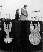 11 listopada 1934 r. marszałek Józef Piłsudski odbiera ostatni raz paradę z okazji Święta Niepodległości. W tym miejscu planowano postawić kamienne trybuny