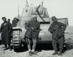 Włoscy pancerniacy przy czołgu M13-40