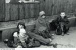 Wynędzniałe dzieci żydowskie na ulicy warszawskiego getta, czerwiec 1941 r