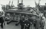 Przygotowania do operacji „Lew morski” – próba załadunku czołgu Panzer III na barkę desantową 