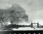 Londyńska Tower zasnuta dymami z płonących doków po nalocie, 7 września 1940 r. 