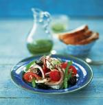 Sałatka grecka: pomidory, oliwki, feta, cebula  i... słońce  