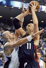 Marcin Gortat (z lewej) i środkowy Cleveland Zydrunas Ilgauskas