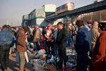 Berlin Zachodni. Targ, na którym handlowali Polacy. 1989 rok (fot: Marc Garanger)