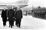 Dla Rosjan Jaruzelski był optymalnym partnerem, ale ponieważ dostrzegali, że jego pozycja słabnie, zaczęli rozważać scenariusze, w których generał nie był już tak ważny jak Wałęsa i jego otoczenie.  Na zdjęciu gen. Wojciech Jaruzelski i Michaił Gorbaczow na lotnisku w Warszawie w 1985 r.