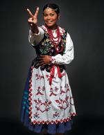 Farhanę z Bangladeszu w ludowym stroju rzeszowskim można było oglądać w Starej Drukarni w Poznaniu na wystawie fotografii  (fot: Piotr Sikora i Piotr Bondarczyk, wystawa “granice“)