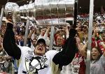 Puchar Stanleya odebrał 21-letni Sidney Crosby, najmłodszy  kapitan zwycięskiej drużyny w historii NHL 