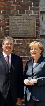 Bronisław Komorowski i Angela Merkel przed pomnikiem (fot: Michael Sohn)