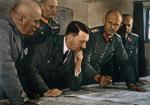 Narada wojenna w kwaterze Hitlera – nad mapą pochylają się włoski dyktator Mussolini, feldmarszałek Keitel, Hitler i gen. Jodl 