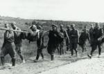 Sowieccy jeńcy niosą rannego towarzysza, lato 1941 r.