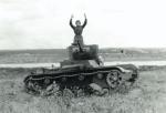 Załoga sowieckiego czołgu T-26 poddaje się Niemcom, wschodnia Białoruś, sierpień 1941 r. 