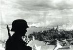 Niemiecki żołnierz patrzy na zdobyty Kijów, połowa września 1941 r. 