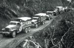 Amerykańskie ciężarówki GMC CCKW 353 transportują zaopatrzenie dla oddziałów walczących  w Birmie, 1944 r. 