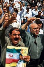 Ludzi słuchających na uniwersytecie w Teheranie słów religijnego przywódcy ogarnęła euforia