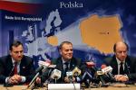 Unijny supernadzór to dobra wiadomość dla Polski – uważają biorący udział w zakończonym szczycie UE premier Donald Tusk i minister finansów Jacek Rostowski. Po lewej minister spraw zagranicznych Radosław Sikorski