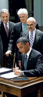 Prezydent podpisał ustawę w Ogrodzie Różanym Białego Domu (fot: Saul Loeb)